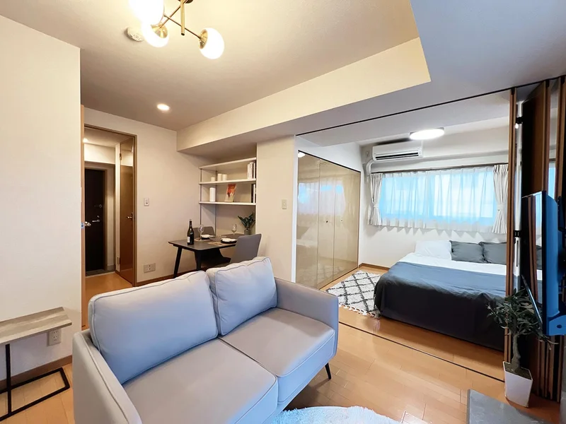 写真はお部屋のイメージです。ラグなどの室内装飾はございません。