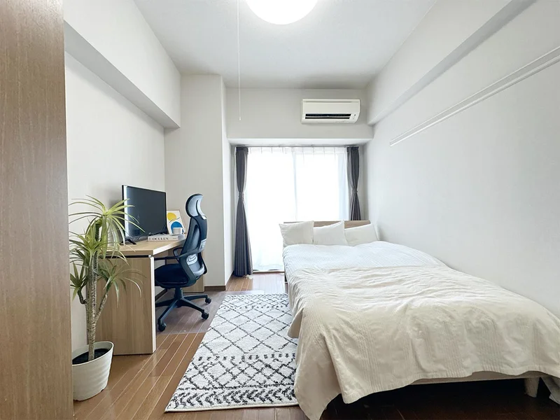 写真はお部屋のイメージです。ラグなどの室内装飾はございません。