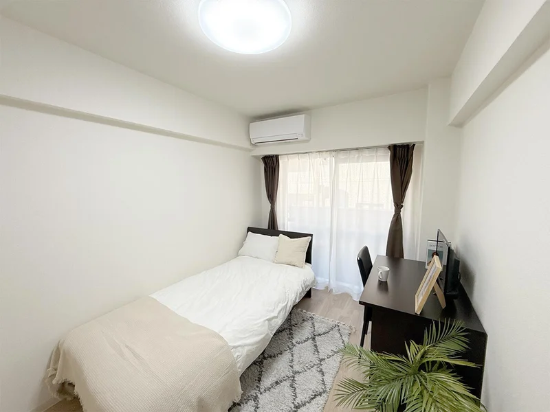 写真はお部屋のイメージです。ラグなどの室内装飾はございません。