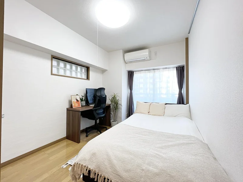 写真はお部屋のイメージです。ラグなどの室内装飾はございません。