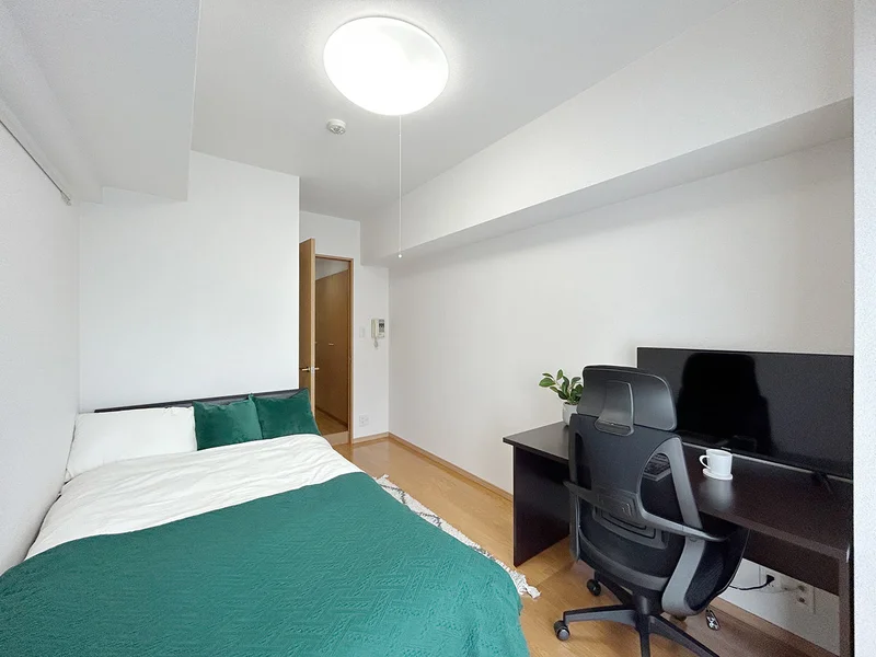 写真はお部屋のイメージです。ラグなどの室内装飾はございません。