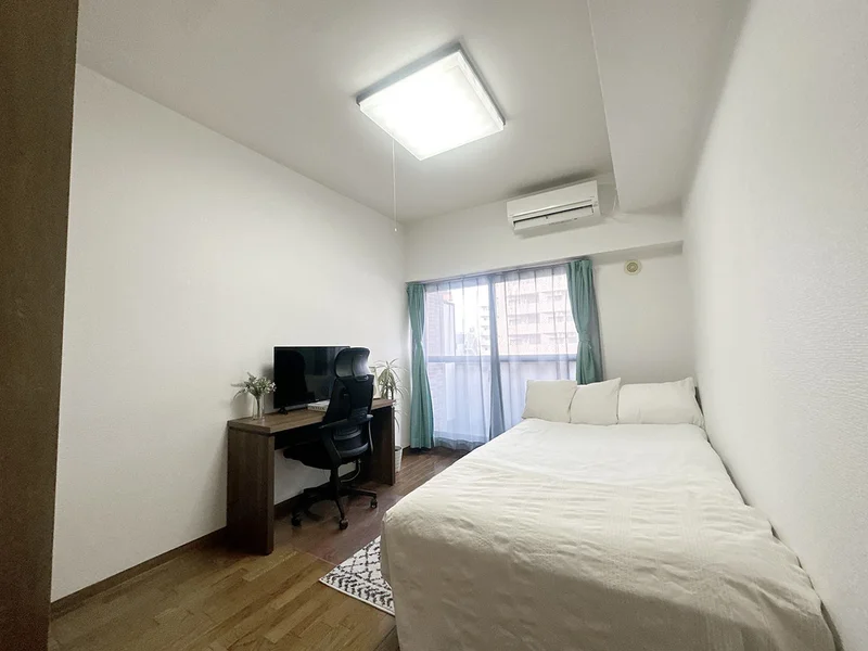 写真はお部屋のイメージです。ラグなどの室内装飾はございません。