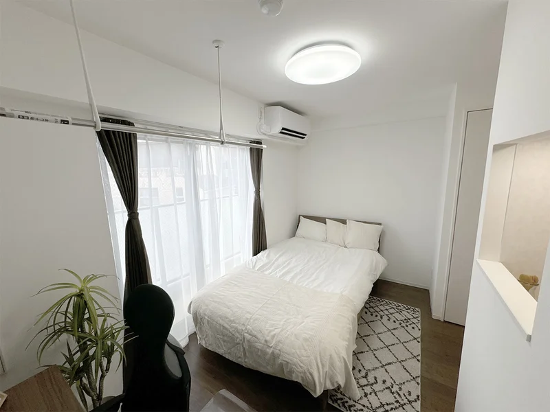 写真はお部屋のイメージです。ラグなどの室内装飾はございません。