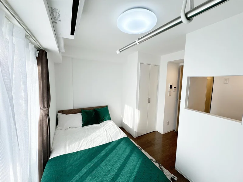 写真はお部屋のイメージです。ラグなどの室内装飾はございません。