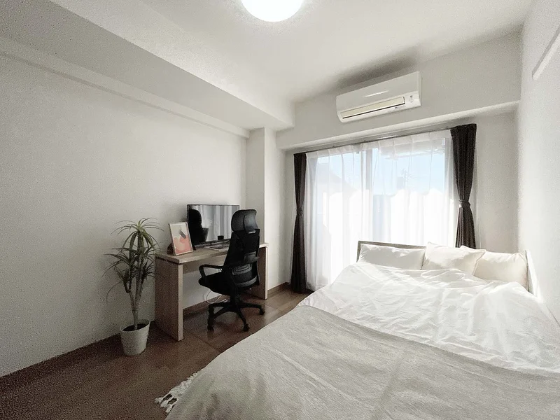 写真はお部屋のイメージです。ラグなどの室内装飾はございません。