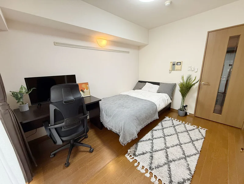 写真はお部屋のイメージです。ラグなどの室内装飾はございません。