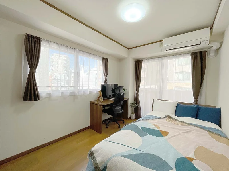 写真はお部屋のイメージです。ラグなどの室内装飾はございません。