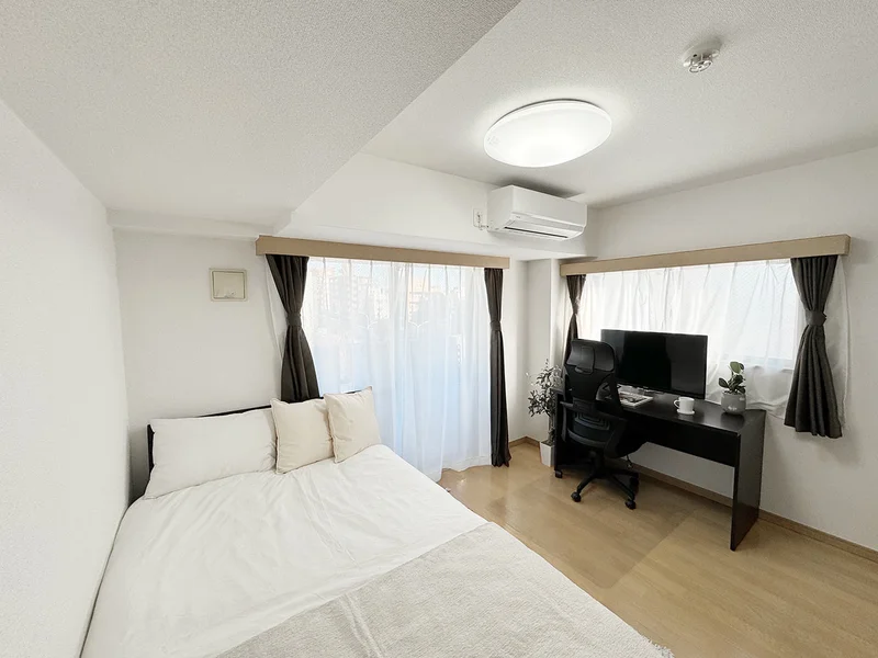 写真はお部屋のイメージです。ラグなどの室内装飾はございません。