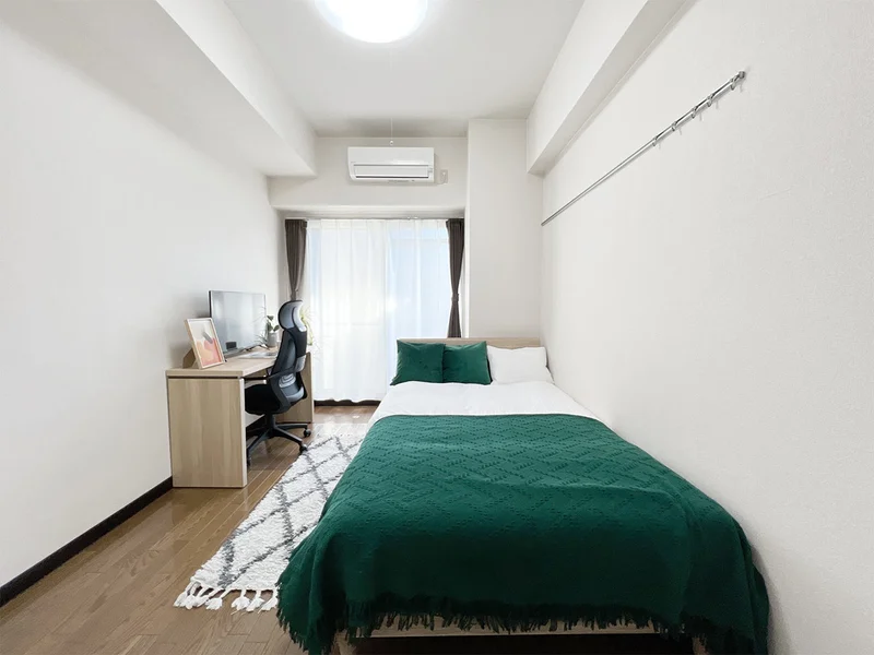 写真はお部屋のイメージです。ラグなどの室内装飾はございません。