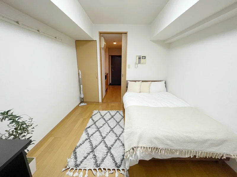 写真はお部屋のイメージです。ラグなどの室内装飾はございません。