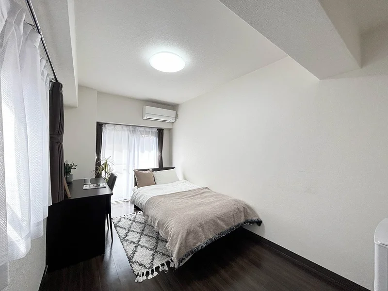 写真はお部屋のイメージです。ラグなどの室内装飾はございません。