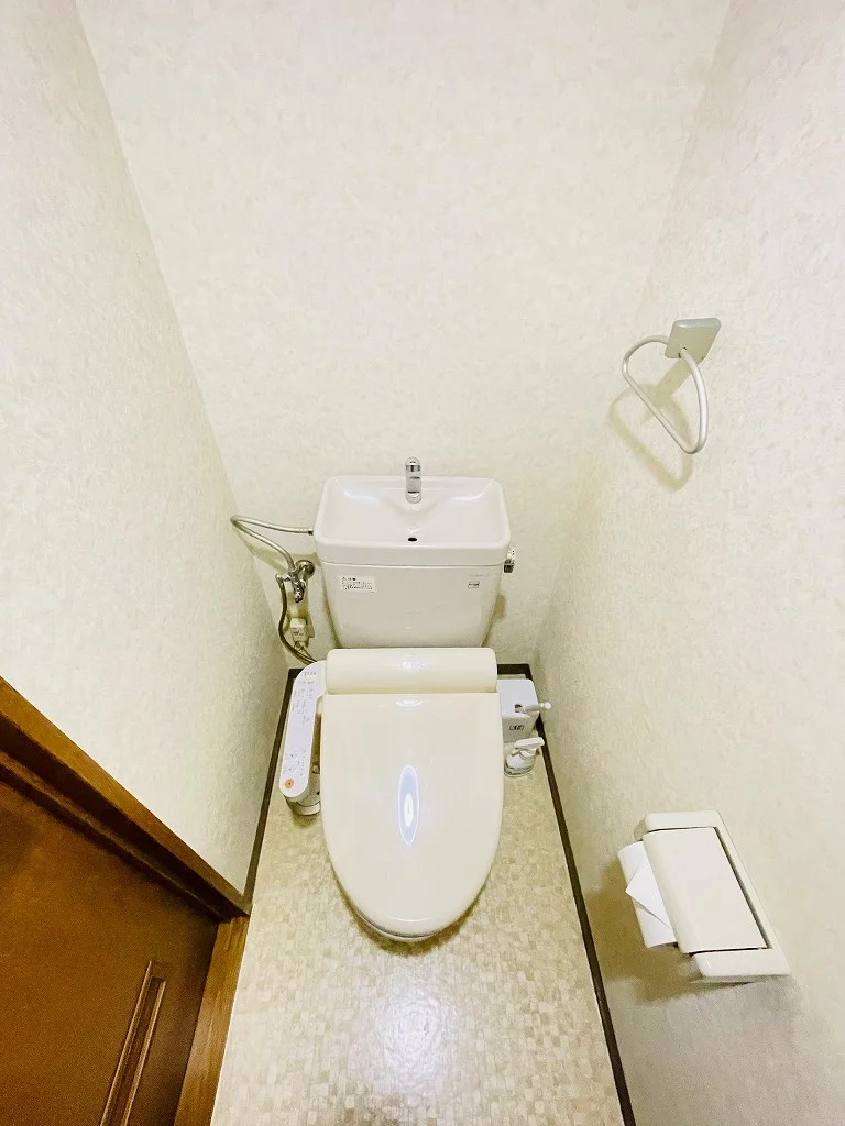 ウォシュレットつきのトイレです。老若男女皆様に安心してご利用いただけますね☆トイレにもトイレ用洗剤とトイレ用ブラシをご用意しておりますので長期ご利用の場合の気になる汚れなどもお掃除して頂けます＾＾