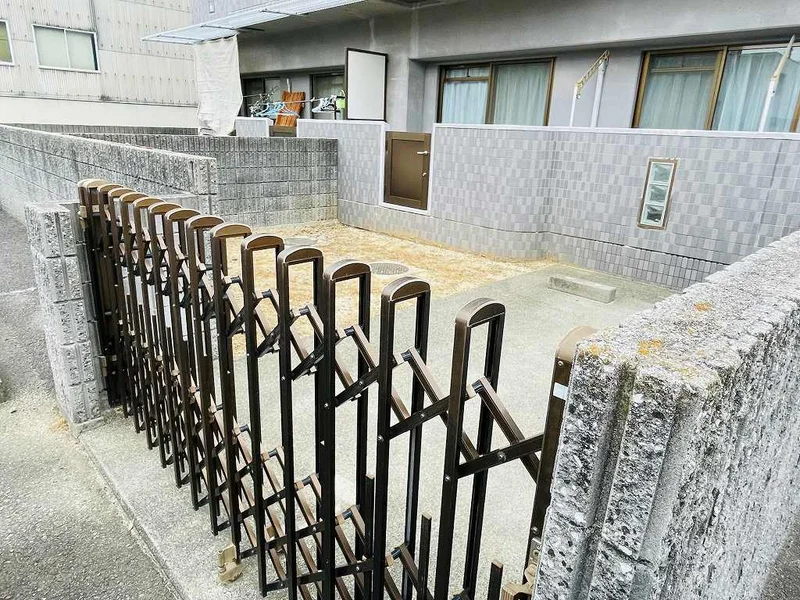 縦列駐車で2台分込の金額です♪庭付きの広いベランダとなっております♪