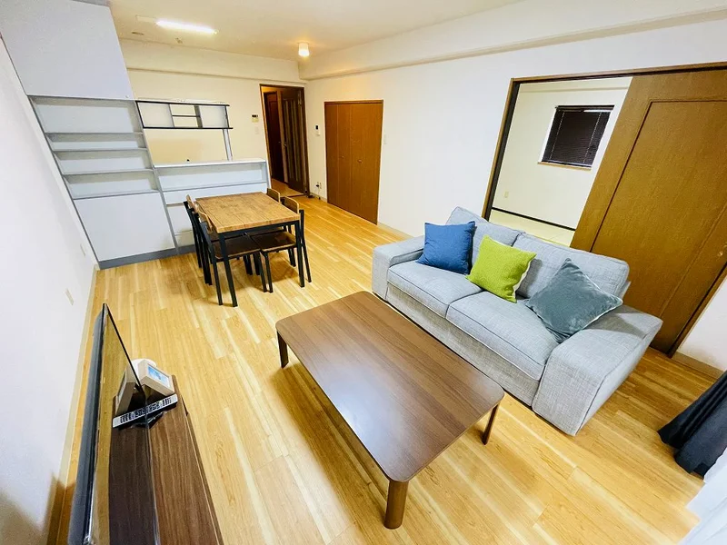 広いLDKと高級感ある室内が特徴的なマンスリーマンションです☆中心街から少し離れたファミリータイプの物件です。長期滞在型、中期滞在型に向いたマンスリーマンションをこの機会にお試し下さい(^^♪