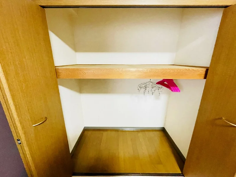 収納スペースも広く、長期滞在でも安心！！嬉しいポール付☆☆