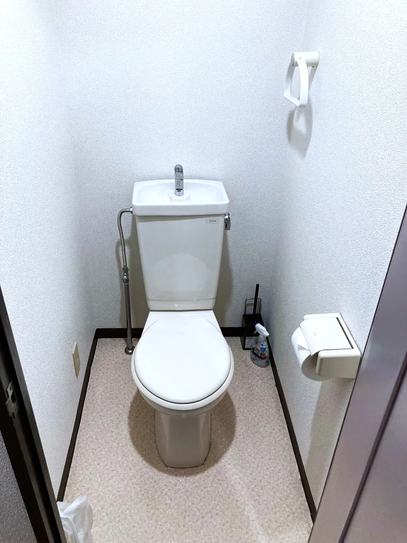 【トイレ画像】ウォシュレット付トイレです(*^^)v清掃道具もご用意しております☆彡滋賀大津(錦織３丁目)ウィークリーマンションでは標準設備です♪
