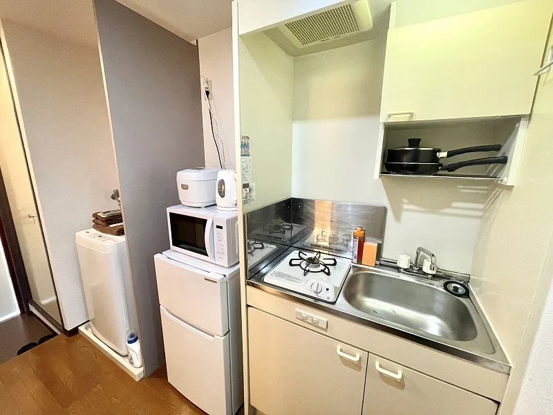 キッチンには冷蔵庫、ケトル、炊飯器、調理器具を完備。ホテルと違い自炊できるのでで長期ご利用のお客様でも安心ですね！滋賀大津(錦織３丁目)ウィークリーマンションの強みです♪