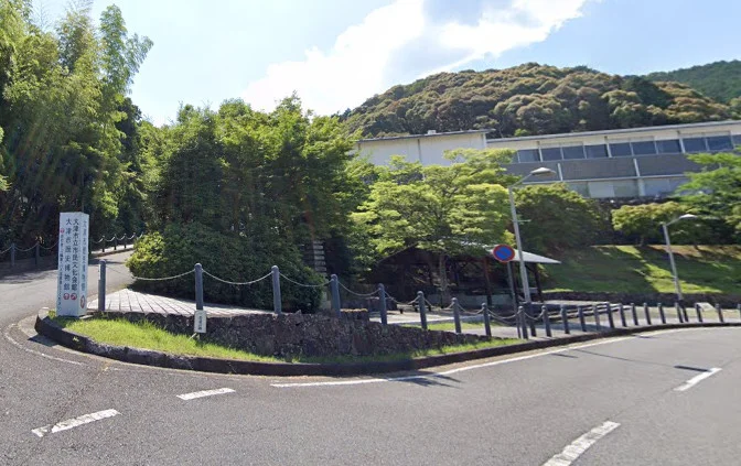 大津市歴史博物館まで車で7分、2.1km。