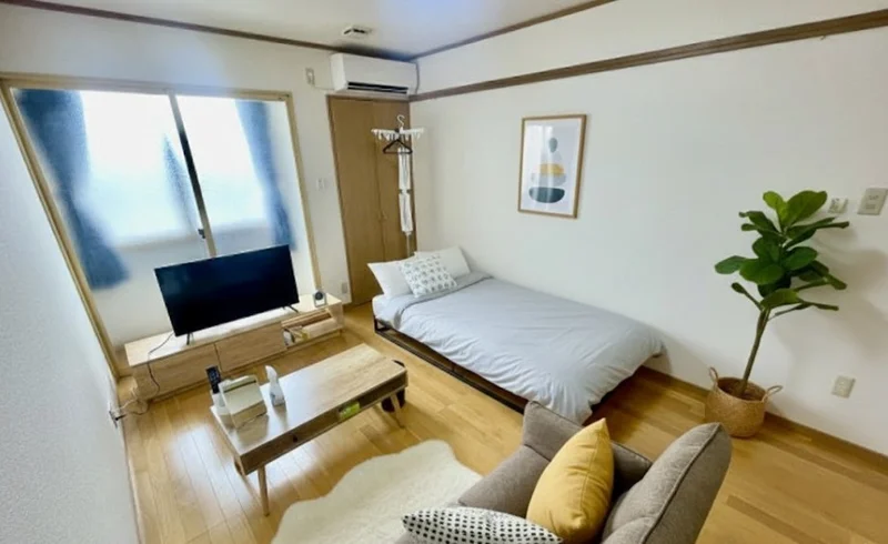 格安富山ＩＣ(富山村田製作所)ウィークリーマンション・富山ＩＣ(富山村田製作所)マンスリーマンションでは家電完備。料金変更無し、明朗会計♪※植木と額とクッションなどの装飾は写真用です。
