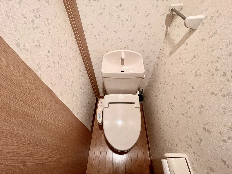 【トイレ画像】ウォシュレット付トイレです(*^^)v清掃道具もご用意しております☆彡富山ＩＣ(富山村田製作所)ウィークリーマンションでは標準設備です♪