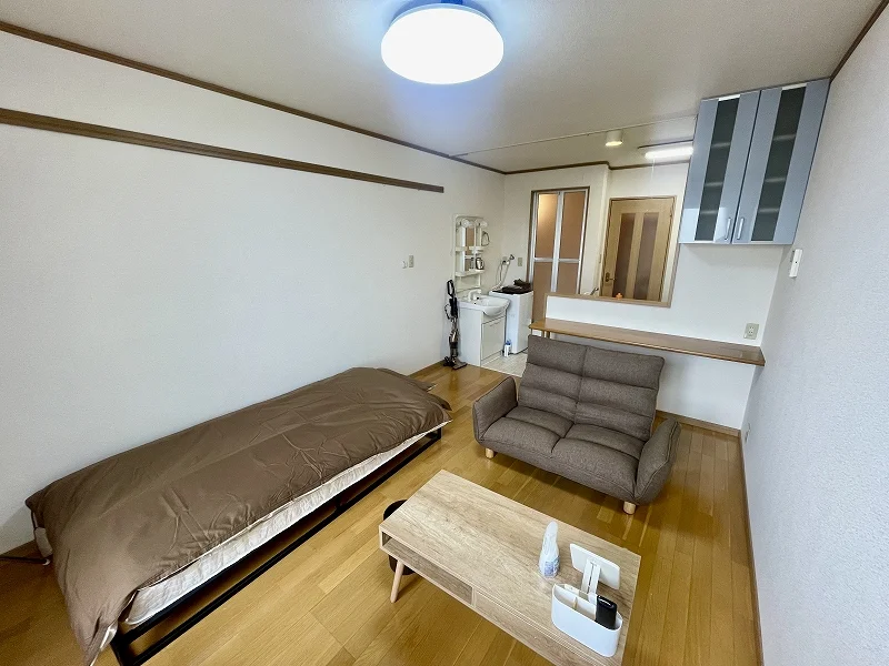 テレビ、ソファー、空気清浄機、テーブル、ゴミ箱、掃除機やパラソルハンガー、DVDプレイヤーも完備!!富山ＩＣ(富山村田製作所)ウィークリーマンション富山ＩＣ(富山村田製作所)マンスリーマンションは長期、中期、短期宿泊に適した室内となっております。