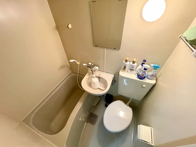 【大津駅前(丸屋町商店街)ウィークリーマンションバス画像】大津駅前(丸屋町商店街)マンスリーマンションでは、バスルームにも多数の備品を設置。シャンプー、トリートメント、ドライヤーは標準設備♪