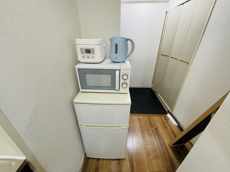 【冷蔵庫・電子レンジ】ホテルと違い大津駅前(丸屋町商店街)ウィークリーマンションでは標準設備♪一人暮らしに適した冷蔵庫なので1週間以上の暮らしに最適★お客様の声から今の形になりました。