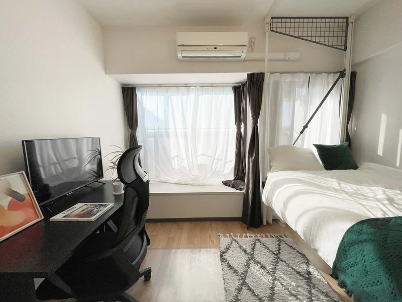 写真はお部屋のイメージです。ラグなどの室内装飾はございません。