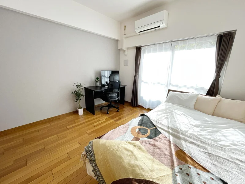 写真はお部屋のイメージです。ラグなどの室内装飾はございません。