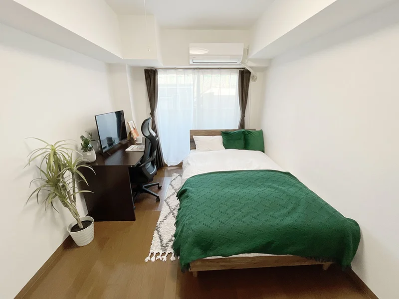 写真はお部屋のイメージです。ラグなどの室内装飾はございません。