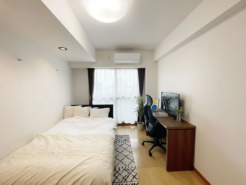 写真はお部屋のイメージです。ラグなどの室内装飾はございません。