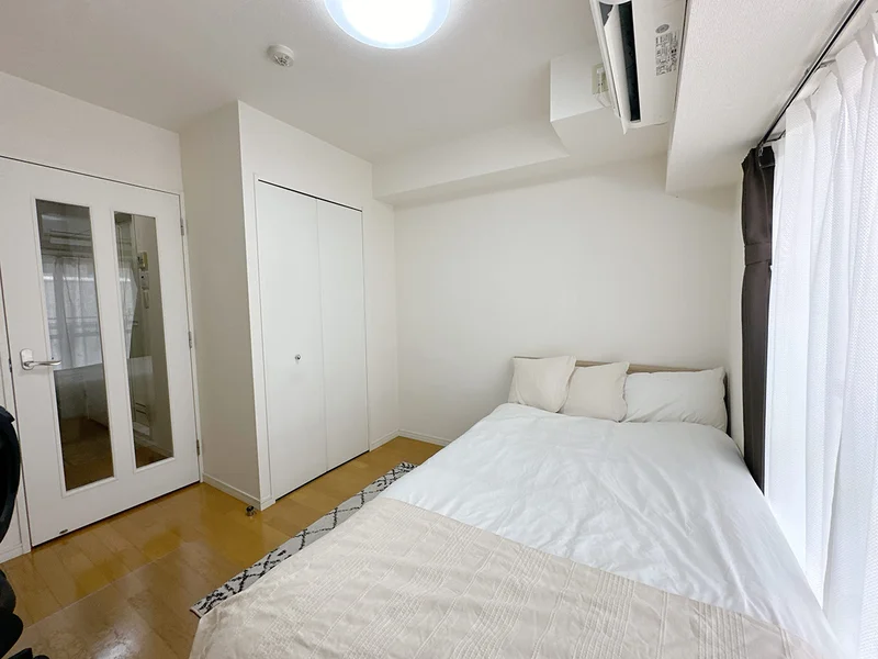 写真はお部屋のイメージです。ラグなどの室内装飾はございません。