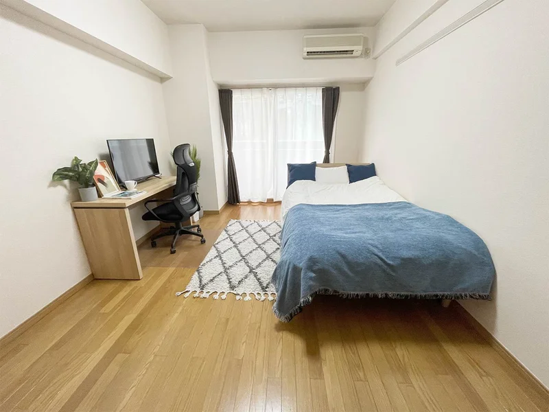 写真はお部屋のイメージです。ラグなどの室内装飾はございません。