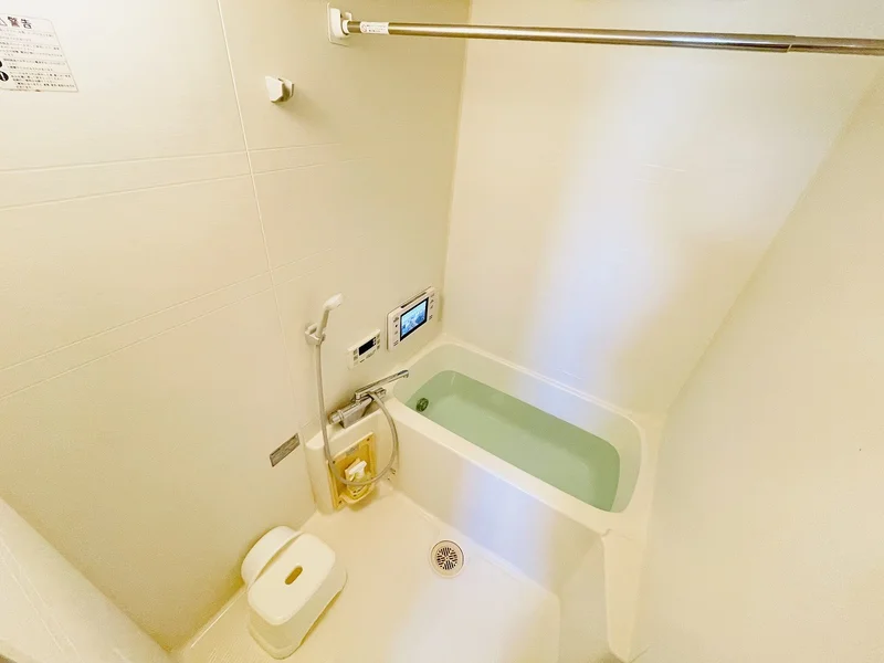 バストイレは別♪嬉しいテレビ付★☆お風呂でゆっくりくつろげます☆風呂桶・風呂イス・風呂用洗剤・スポンジをご用意しておりますのでぜひご活用ください！