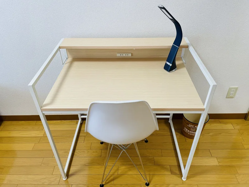 嬉しい照明付き★デスク＆チェアーもあるので、勉強やお仕事にもおススメ♪