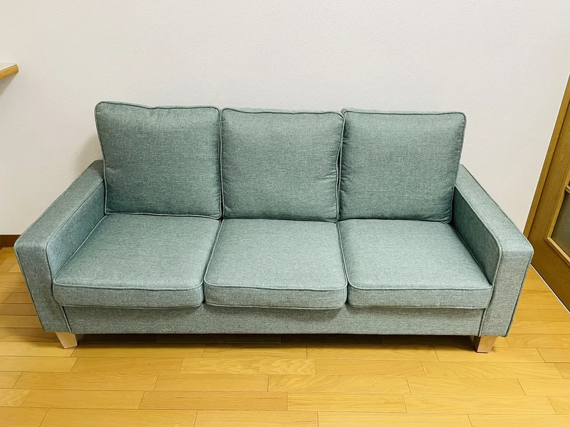 三人用のソファです☆ローテーブルもお洒落なテーブルとなってます♪♪