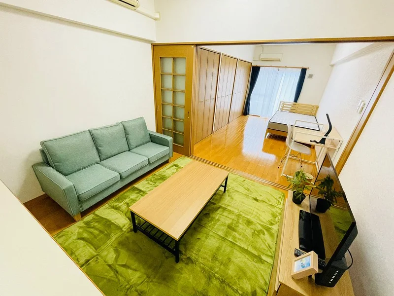 広いLDKと高級感ある室内が特徴的な白を基調としたウィークリーマンションです☆中心街で利便性に優れたエリアとなっており、コインパーキングも多数あり。長期滞在型、中期滞在型に向いたマンスリーマンションをこの機会にお試し下さい(^^♪