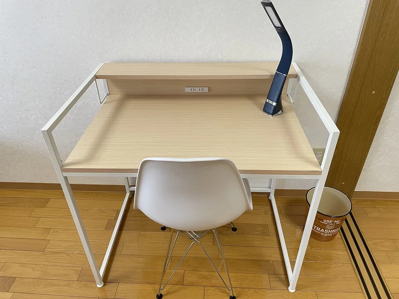 嬉しい照明付き★デスク＆チェアーもあるので、勉強やお仕事にもおススメ♪
