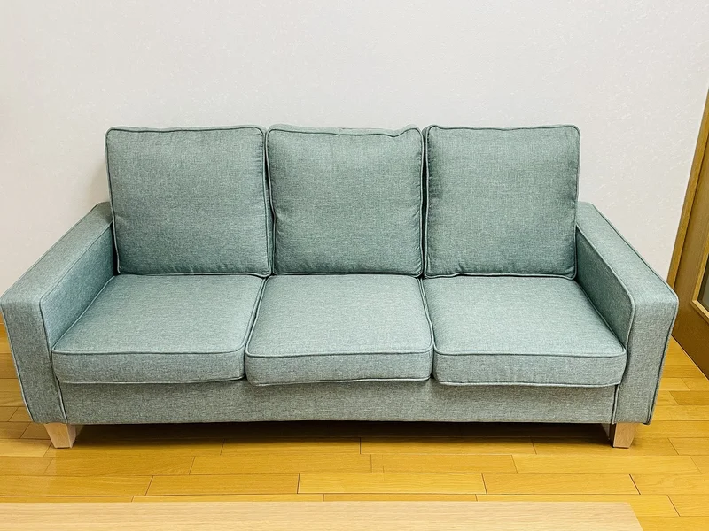 三人用のソファです☆ローテーブルもお洒落なテーブルとなってます♪♪