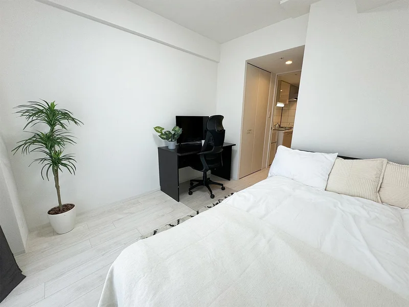 写真はお部屋のイメージです。ラグなどの室内装飾はございません。