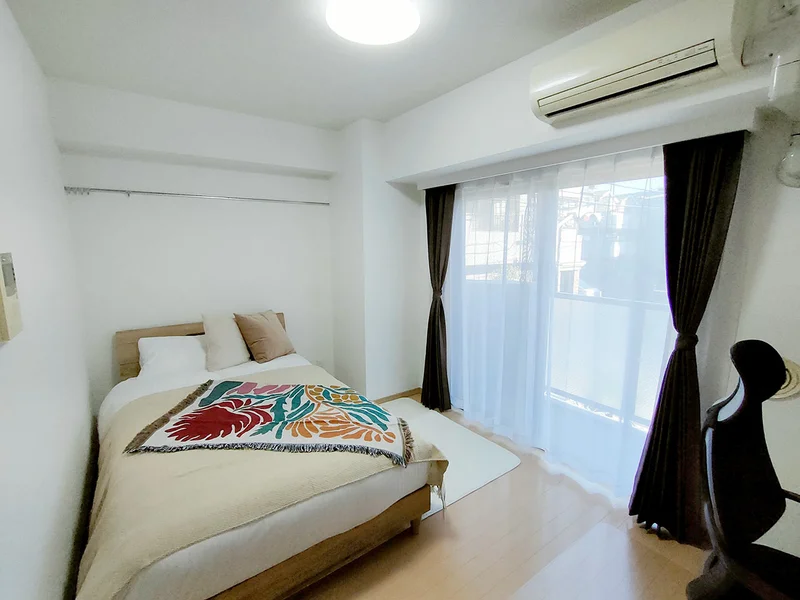 写真はお部屋のイメージです。ラグなどの室内装飾はございません。