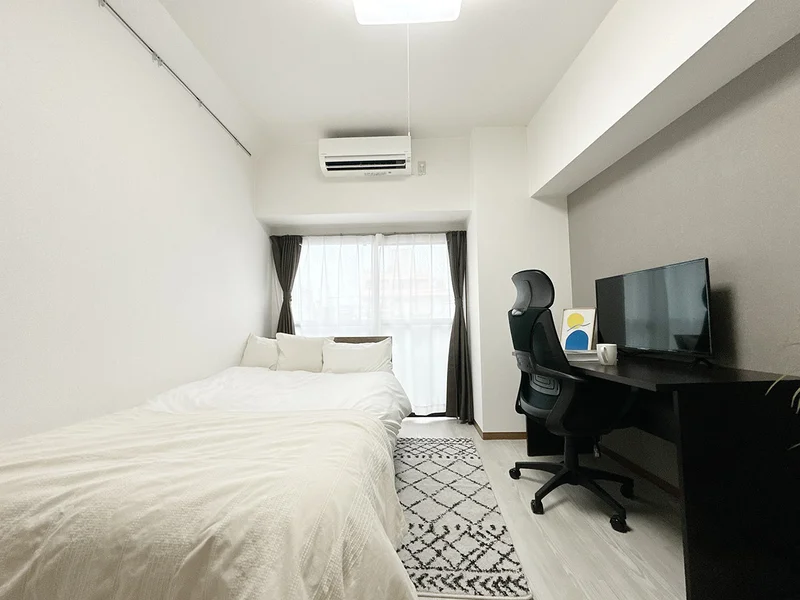 写真はお部屋のイメージです。ラグなどの室内装飾はございません。