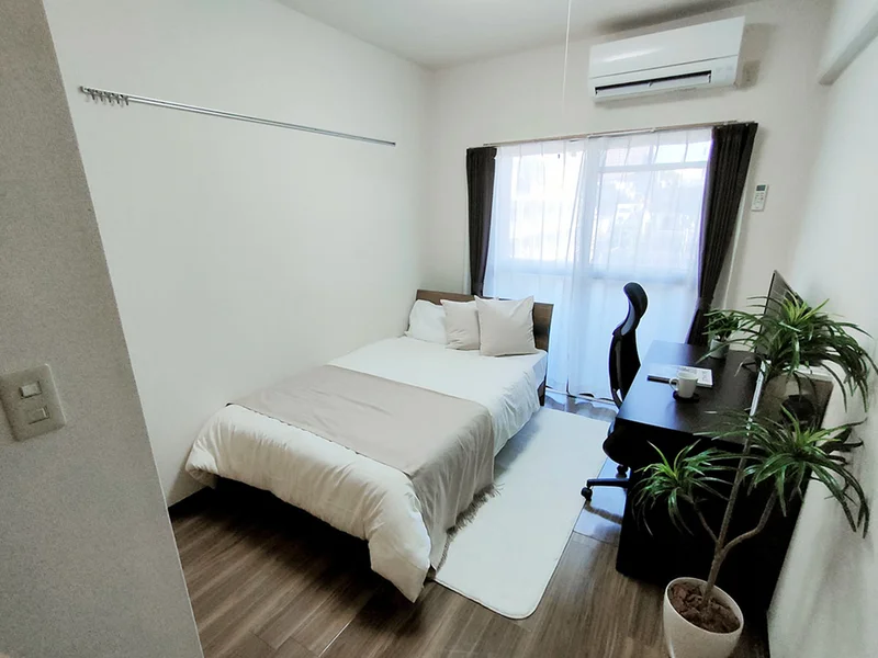 写真はお部屋のイメージです。ラグなどの室内装飾はございません。