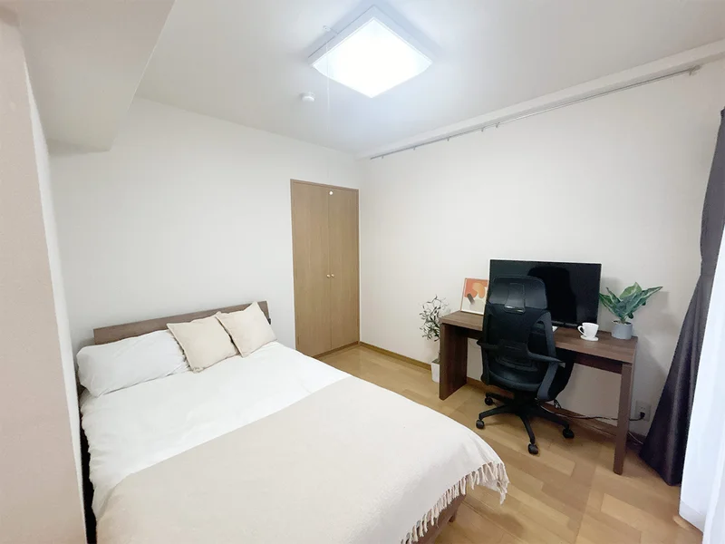 写真はお部屋のイメージです。ラグなどの室内装飾はございません。