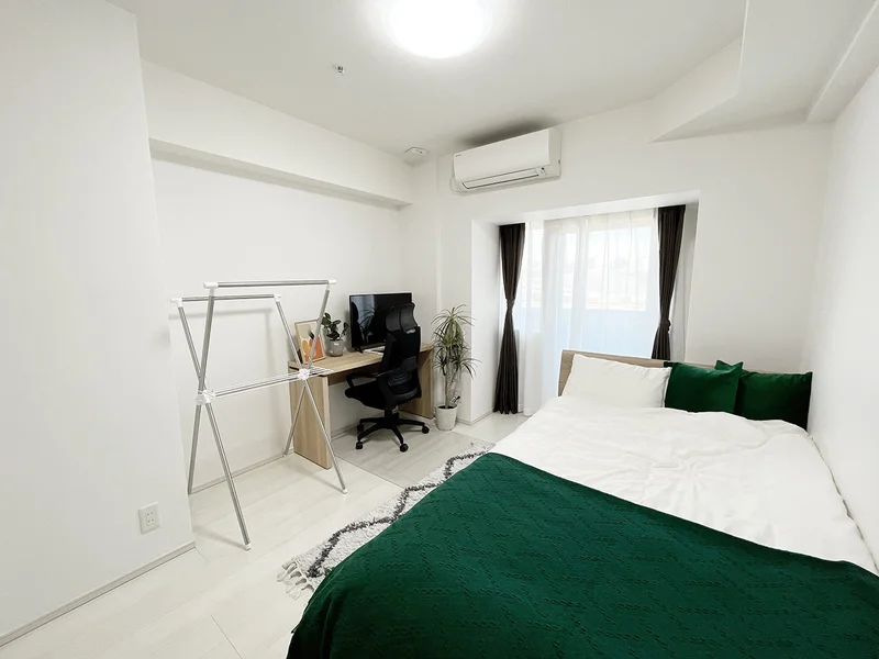 写真はお部屋のイメージです。ラグなどの室内装飾はございません。