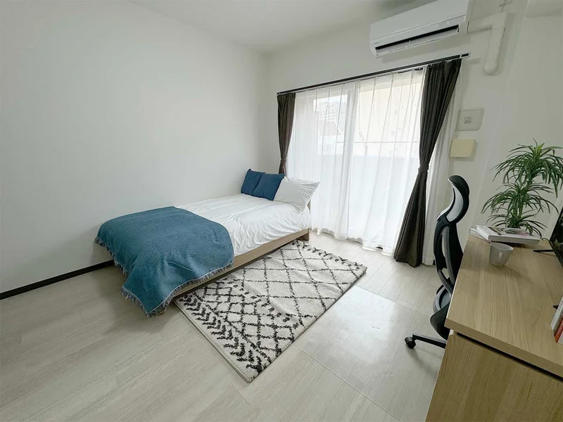 写真はお部屋のイメージです。ラグなどの室内装飾はございません。