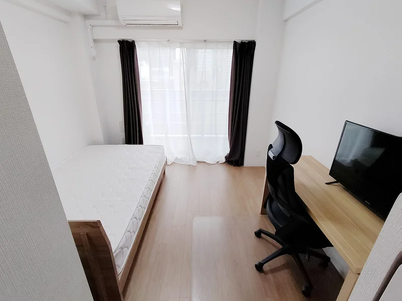 写真はお部屋のイメージです。ラグなどの室内装飾はございません。