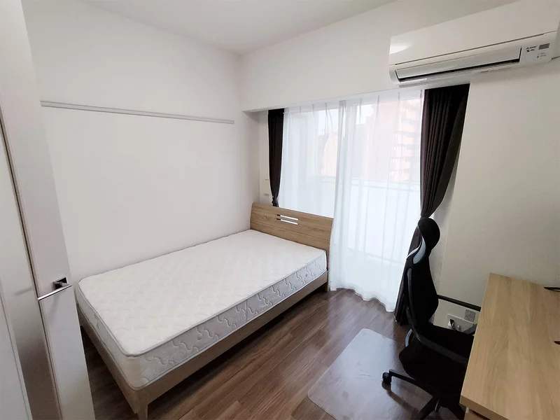 写真はお部屋のイメージです。ラグなどの室内装飾はございません。