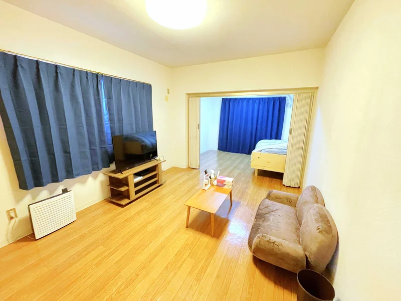 Kマンスリー富山駅中央(東町)206★テレビ、ソファー、空気清浄機、テーブル、ゴミ箱、掃除機やパラソルハンガー、DVDプレイヤーも完備!!長期、中期、短期宿泊に適した室内となっております。