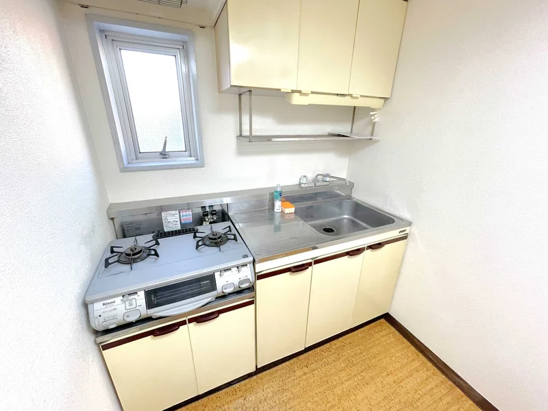 お箸、お鍋、包丁、お皿、ボウル、お玉、食器用洗剤、簡単な調理器具は各種取り揃えています♪